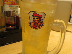 ＠「無尽蔵」
こちらは仙台駅1階「テクテ仙台」内にあるラーメン屋さん。
まずは「アルファX」記念として1杯、ハイボール（400円）
量がメガジョッキ並み、景気が良い。