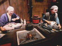 このあと酒蔵へ寄り試飲とお土産タイム。
下戸なのでふーん。

そして無駄にリアルな人形で佐渡の歴史を勉強する資料館。
ここ、団体旅行には向かないのでは？
人形劇で説明しくれるのだけど、せいぜい一緒に見られるの10人くらいでは…？

