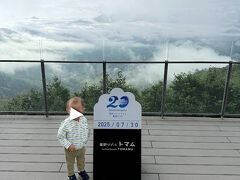 記念に１枚ぱしゃり。映えを意識したスポットが沢山ありました笑
本当写真では伝わらないけど空は晴れてて青空が見え綺麗だったのよ～
一番雲海が見える確率が高い言われてている「朝の４～５時に出発」したとしても見られる確率は約40パーセントみたい。頑張って起きて行ったとしても見れない可能性もある。ということを考えるとのんびり起きて7時にゴンドラ乗り場に到着でも十分満足できる景色が見れたし、待ち時間も０だった。私たちにとっては大満足の結果になりました。こればっかりは運だけどね～。