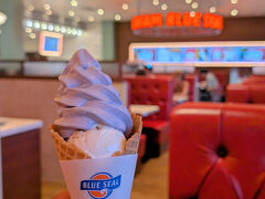 国道58号沿いにあるブルーシール牧港本店に立ち寄り、おやつタイム！
紅いもと塩ちんすこうの組み合わせを堪能しました笑

沖縄のスーパーでも見かけるフレーバーですが、直営店で食べると格段に美味しく感じました笑
日曜の夕方でも意外と空席はたくさんあり、のんびり寛げました