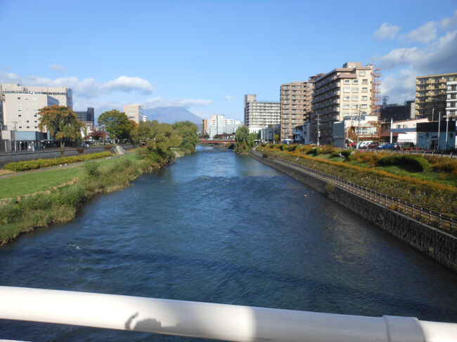 開運橋を渡っている最中ですが、この川<br />北上川なんですね。そしてここから<br />岩手山が見えて景色がすてきです。<br />歩いてよかった！