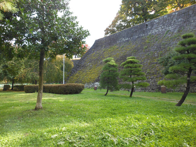 りっぱな、石垣！<br />ここも、100名城なので、<br />100名城スタンプいただきました。<br />なかを少し散策しました。<br /><br />