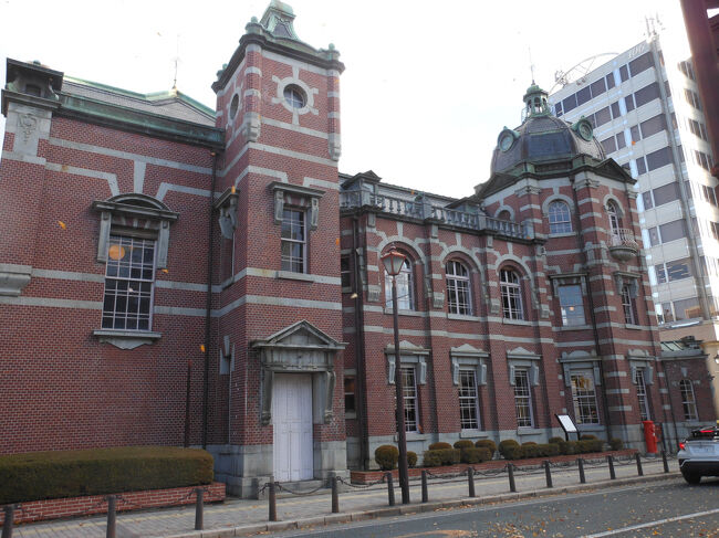 まっすぐ歩いていくと、左側に赤レンガの建物が見えてきました。