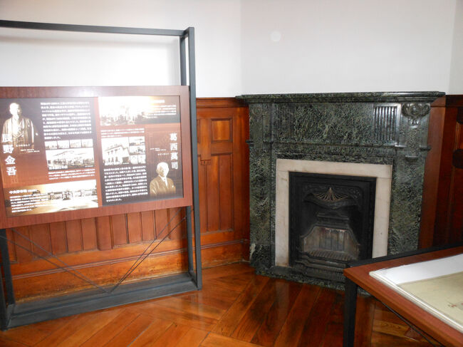 300円払って有料ゾーンみてきました。<br />設計者である辰野金吾と葛西萬司についての略歴と主な<br />作品を紹介してある部屋でした。