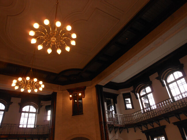多目的ホールの天井ですが、ライトもクラシックで<br />良いロケーションでした。<br />そろそろ10時半なので、東家さんにむかいます。