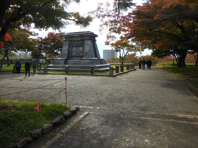 盛岡城本丸御殿あとです。<br />あの台座は、南部利祥中尉像台座です。