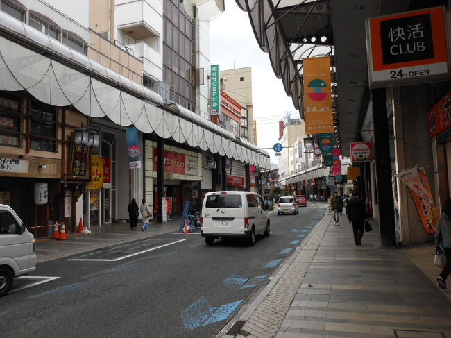 福田パン中ノ橋店から啄木新婚の家に向かい<br />あるいてます。<br />にぎやかな商店街で、大通りを歩いてきました。<br />