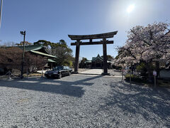 桜門の向かい側にあるのは豊国神社。

名前から察する通り、「豊臣秀吉公」「豊臣秀頼公」「豊臣秀長卿」を御祭神とする神社でした。
ここはかの有名な石山合戦にて石山本願寺の宗徒が11年にも渡り、織田信長の猛攻に対抗し続けた場所なのだそう。