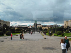 マリア・テレジア広場。バスから撮った写真なのでガラスの反射があります。

真ん中にマリア・テレジア像、左右に全く同じ形の美術史美術館と自然史博物館。

