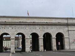 城の外門を通って、ホーフブルク王宮に向かいましょう。

1824年にナポレオン率いるフランス軍に勝利したことを記念して建造されたブルク門です。