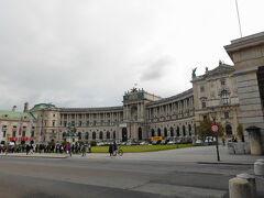 ヘルデンプラッツ（英雄広場）。かつて王宮だったホーフブルク宮殿前の広場です。