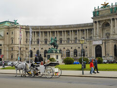 ホーフブルク王宮。

その前にはプリンツ・オイゲン騎馬像が立っています。