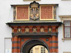 マリア・テレジアの時代、スイス傭兵が警護していたことから名付けられたものです。