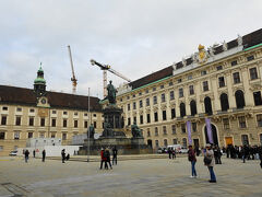 この中庭にはフランツ２世の銅像が立っています。