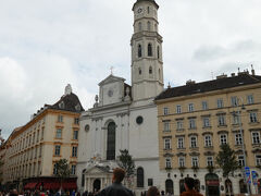 王宮を通り抜けて、ミヒャエル広場へ。

正面の教会が聖ミヒャエル教会です。