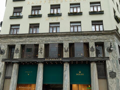 ミヒャエル広場に面して建つロースハウス。

1911年に竣工したアドルフ・ロースによる建築物。当時はこのシンプルな外観が皇室を始めとしたウィーンの人々に受け入れられなかったのだとか。

すごく時代を先取りしていたのですね。