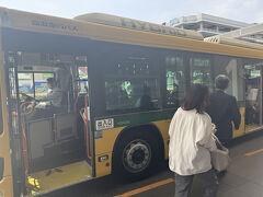 ターミナル間連絡バスに乗って移動します。