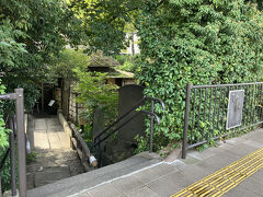 【鴫立庵】
上の写真の石碑の隣にあります。
