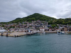 船は、女木島で乗客の半分以上を下ろし、すぐに女木島を出発しました。そして、あっという間に、美しい円錐形をした男木島が近づいてきます。