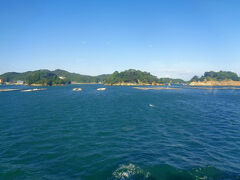 そして有名な三ツ島を通ります。

左から2番目と3番目の島の間に海の守り神として、高さ2メートル余りの一葉（ひとつば）観音像が安置されています。
