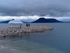 集落を離れ、やや歩いたところにあるのが、よく知られた「歩く方舟」（山口啓介）です。海の向こうに見えるのは屋島です。