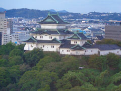 朝の和歌山城です。

目が覚めてカーテンを開けると眼下に和歌山城！

何と贅沢な朝でしょう♪