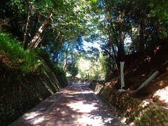 そして到着したのはーー。

うっそうとした敷地の奥に奥には伊賀上野城があります。
