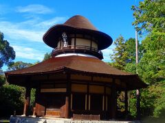 そして、その近くには対照的に人っ子一人いませんが、立派な建物があります！

俳聖殿という木造の建物で1942年に建てられたそうです。

しかし、1942年と言えば第二次世界大戦の真っ只中！

よくこんな立派な建築物が造られたものですが、もちろん伊賀出身の松尾芭蕉を顕彰するためのものでしょう。

国指定重要文化財になっているそうです。