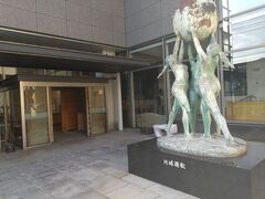 　尾道市で最初に訪れたのはなかた美術館。

　なかた美術館は京都の国宝寺院『知恩院』等の御用達庭師でもある小林造園が作庭した回遊式日本庭園があり、ポール・アイズピリ／ピエール・クリスタン／エコール・ド・パリを中心としたフランス近代絵画や梅原龍三郎、中川一政ら近代日本洋画を中心に所蔵・展示している尾道市の私設美術館であります。中田貞雄さんがコレクションした絵画／アート作品を展示するために隣接する本社と共に1997年（平成9年）に開館しました。

　さまざまなワークショップやミュージアムコンサート、併設レストラン ロセアンでのお食事も楽しむ事も出来ます。営業時間は9：00～17：30(入館は)17：00まで、定休日
は月曜日（祝日の場合は開館して翌日休館）、夏期・年末年始、その他展示替え休館ありとなっています。館内を一部紹介します。
　