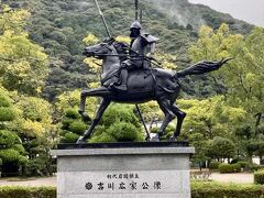 錦帯橋を渡って、吉香公園（吉川家の居館や家臣の屋敷跡地）へ
吉川広家像、岩国藩（実質）の初代藩主、今風に言えば、できの悪い創業家のボンボン社長を支えた苦労人の親戚