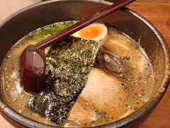 ●ごっつおらーめん＠JR/倉吉駅

で、それがその1日100食限定の｢ごっつおらーめん」です。
このお店の看板メニュー。勿論、牛骨ラーメンです。
豚骨より、あっさりとしています。
豚骨のような臭みもなく、すっきり。ちょっと意外。
麺は、中細でややちぢれていました。
こんな暑い日にも、さらっと頂けて、とっても美味しかったです。
もっと全国区になっても良いと思います。