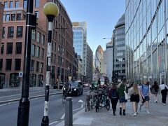 途中で乗り換えてリバプールストリート駅で降りました。今日泊まるホテルの最寄駅です。30セント・メリー・アクスが見えます。
でこぼこした道を重いスーツケースを引いて歩きました。