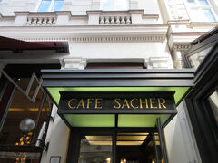 ランチの後は、コーヒーで一服。

ミーハーとの非難は承知の上で、ウィーンでも最も有名なカフェの一つ、カフェ・ザッハーへ。

有名店だけあって、長い待ち行列ができることも多いようですが、少し時間が早かったせいか、幸い我々の前は一組だけ。