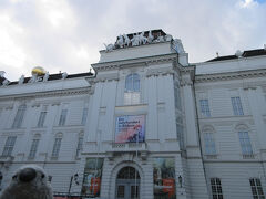 一休みしたところで、ホーフブルク宮殿エリアにやってきました。

本日はこのエリアにあるオーストリア国立図書館を見学します。

ゴエモン「世界一美しい図書館なんだって。なんだかどこかでもそんなフレーズを聞いたような気がするな。」