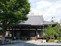 本能寺があってお参りしました。
本能寺の変は、今の堀川四条であったそうです。本能寺跡という旧跡になっています。

この後はホテルに戻り、汗をかいたのでシャワーを使いました。
