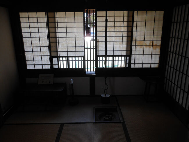 四畳半で、啄木が新婚生活を送っていた部屋です。<br />炉があります。