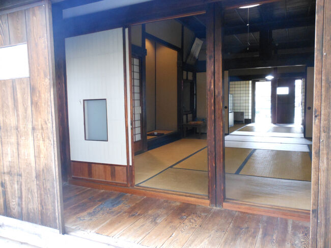 縁側が有り前が庭になってます。