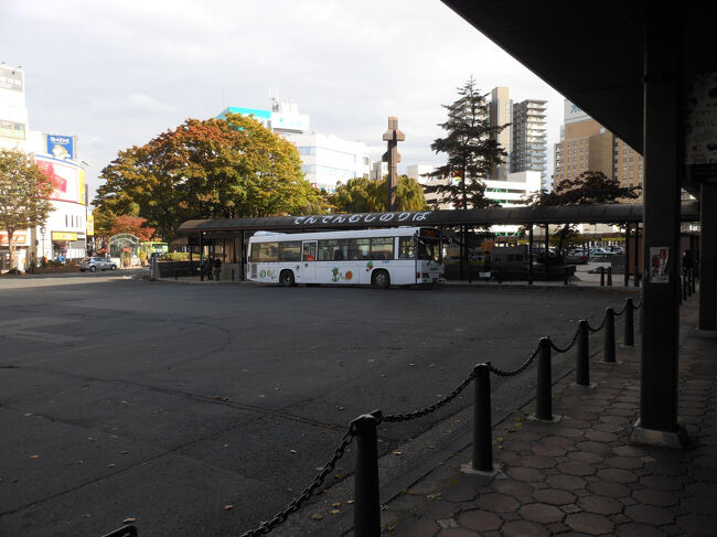 盛岡駅に戻ってきました。<br />写っているバスは、でんでんむし号<br />観光巡回バスです。<br />これには、1度ものらず<br />ずーっと歩いてました。