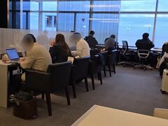 5時半頃にチェックアウトし、朝まで営業する居酒屋も多いので酔っぱらいや、早朝通勤者が多く歩く道を横浜駅まで5分歩き、5時45分の京急に乗車し6時10分頃に羽田空港に到着してグループと合流した。
保安検査は凄く混んで大行列だったので、SFCのステータスを持っているのでプレミアチェックインから入ったらガラガラだった。
そのままエスカレーターでANAラウンジに行きコーヒーを飲んで休憩。早朝なのに混んでいた。