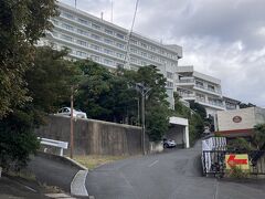 この心臓破りの坂があるので確かにシャトルバス推奨なのはよくわかります。だけど、4歳の子供の手を引きながら歩いて10分ほどで到着です。