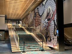 金天井に大仰な階段