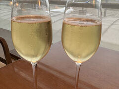 かんぱーい。
まだ羽田だけれども､､､経由地デリーでのラウンジが最後のお酒になるね。
今のうちに飲んで・・・と思うけどそうそう飲めません。
以前のローランペリエだったらすーっと入ったのだけど。
ヴーヴクリコも好きです。