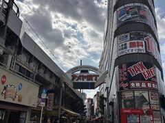 アメ横ってこんなところにあるのですね　初めて知りました
よく年末とかテレビで見ますが　上野にあるんですか
若かったら　もっと奥に行って色々見たみたいのですが　体力温存の為にどこにも寄らずに帰路に向かいます