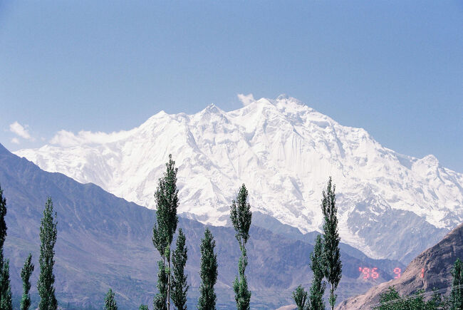 　イスラマバードからバスターミナル付近で一泊し、夜行バスでギルギットを経て、フンザに到着。<br />　ギルギットでばったり出会った日本人大学生と部屋をシェアする。New Hunza Tourist Hotel が一泊120ルピーを２人でシェア。夕食が40ルピー。よい。<br />　水シャワーの部屋なのだがその水が大変冷たい。それもそのはず、すぐ山の上の氷河からの水がそのままここに引かれて流れている。日中の日差しは強いので、昼間にシャワーして、速攻お庭で日向ぼっこ。<br />　フンザ川を隔ててラカポシの勇姿が美しい。<br />