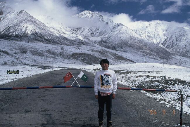 　ジープをチャーター（2800ルピー）して中国との国境、クンジュラーブ峠を見に行く。カラコルムハイウェイをどんどん上り、国境の町スストを抜け、標高4600mの峠に到着する。峠一帯は高原になっており、高いという感じではないのだが、一歩踏み出すとここが高所であることを実感する。