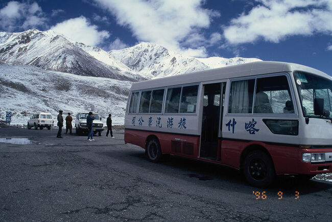 　ずっと前から一度乗ってみたいと思っているバス。中国の最西の町、カシュガル からパキスタンに入るバスである。中国シルクロードを渡り、カシュガルから、クンジュラーブを越えてパキスタンに入り、ヨーロッパへというのは長期旅行者のゴールデンルートの一つ。