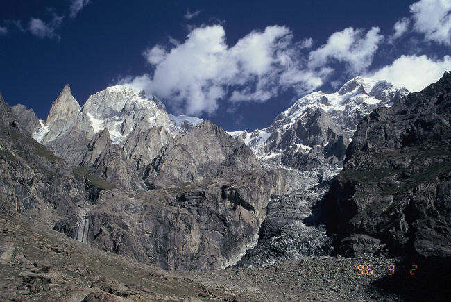 　標高2400mのフンザ（カーリマバード）から、ウルタル谷にそって谷を登る。 朝6時に登りはじめて、3300mのカールに到着したのが午前9時。<br />　カールには Lady finger restaurant というテントがあり、コーラやカレーを食べることが できる。150ルピーだった。<br />　　カールからは、山々が一望でき、左の尖っているのが Lady finger 、順に右にフンザピーク、ウルタルⅠ峰（7323m)さらに写真には写っていないが、ウルタルⅢ峰が望める。ウルタルⅠの下にはウルタル氷河が流れてウルタル谷に注いでいる。