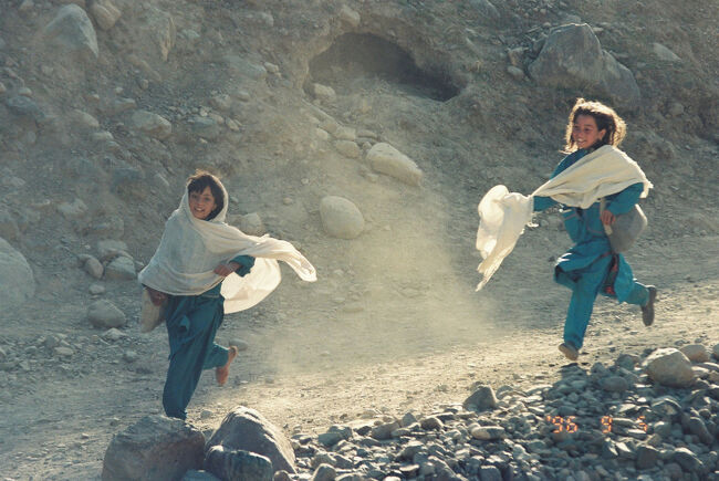 　ジープ道が走ると砂埃がものすごい。外国人を見ると少女たちが砂煙の中を 追いかけてくる。ジープを止めてもらい、写真を撮ったりした。本当にかわいい。