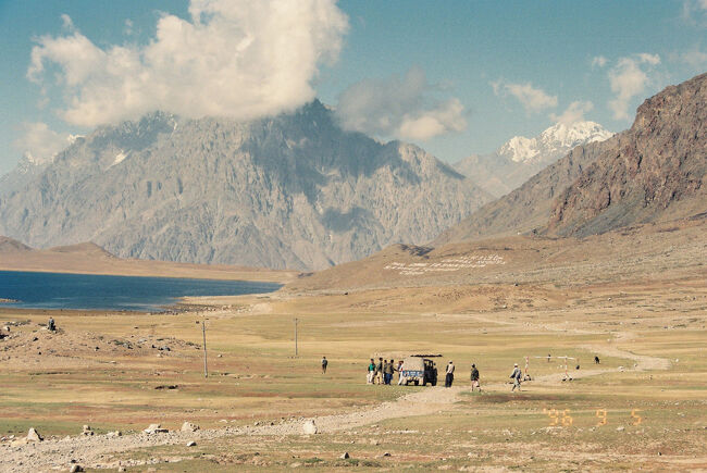 　いくつもの夏村（放牧のための夏のみの村）を通過し、3720mのシャンドゥール峠に到着する。まさに天上の地を思わせる。大きな湖があり、放牧がされている。 今回、スケジュールの都合で大急ぎで回ってしまったが、本当は4、5日かけて 峠越えを楽しむべきルートである。　