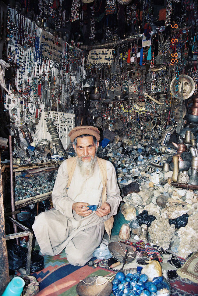 　宝石商というか、骨董屋というか、面白い店を見つけた。店の親父もなんかいい雰囲気だしている。アフガニスタンが近いので、たぶん、そっちの雰囲気。<br />　ラピスラズリが名産ということで、いくつかお土産に購入。